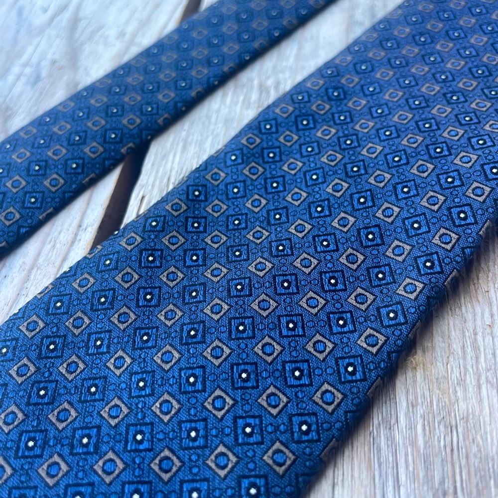 Brooks Brothers Navy & Gold Geometric Silk Tie – Made in USA w/ Italian Fabric - Picture 4 of 13
